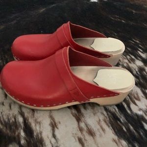 Sandgrens red clog